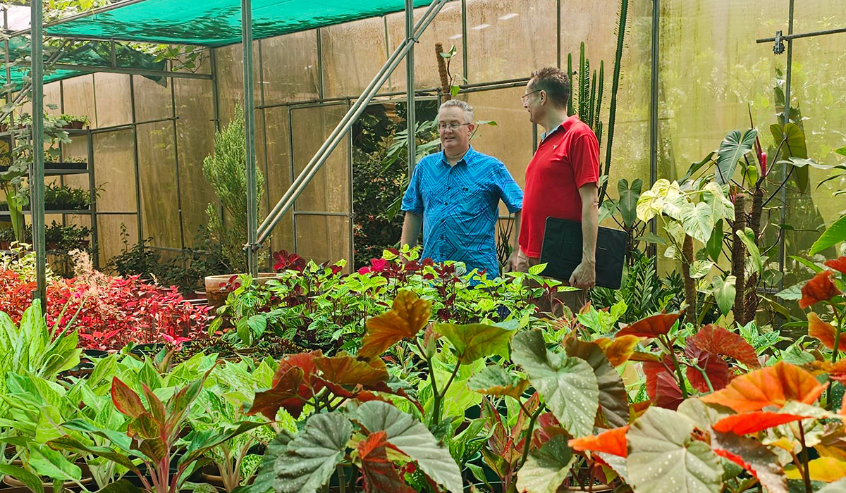 Daniel Garlick (UK Deputy High Commissioner to Samoa) and Colin Smith (Spectrum Group) in conversation at Sunshine Pacific, Samoa